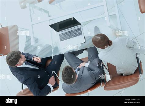 3 People Meeting 的图像结果