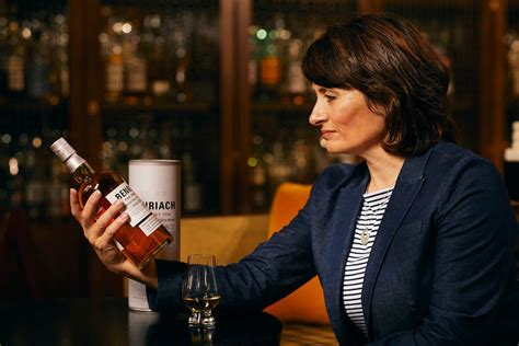 In Scozia na casa con la donna più influente nel mondo del whisky: Rachel Barry | Vanity Fair Italia