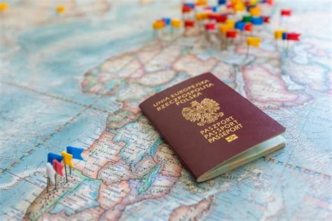 波兰护照和身份证在一张白色桌上 从一个欧洲国家的个人文件 库存图片 - 图片 包括有 国家, 财务: 153682775