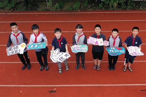 “快乐益拍”连续六年为新市民子女学校学生拍毕业照 - 张家港市人民政府