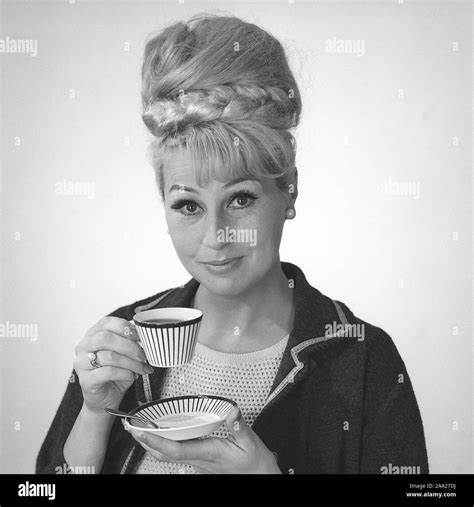 Womens fashion 60s hair style hi-res stock photography and images - Alamy