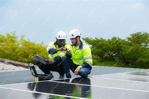 Ingeniero y técnico inspeccionan la instalación de paneles solares y ...