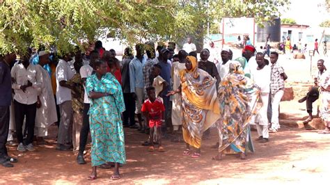 Thousands flee South Sudan to Uganda amid power struggle, fearing ...
