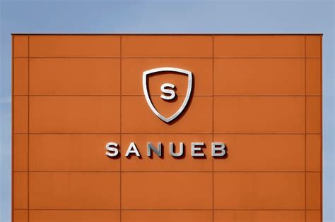 Logo Mockup Frontschild Orange Fassade | Premium-PSD-Datei