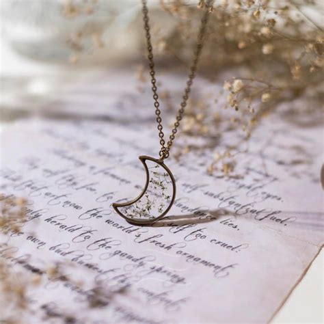 Elara Crescent Moon Necklace – Leafy Affair