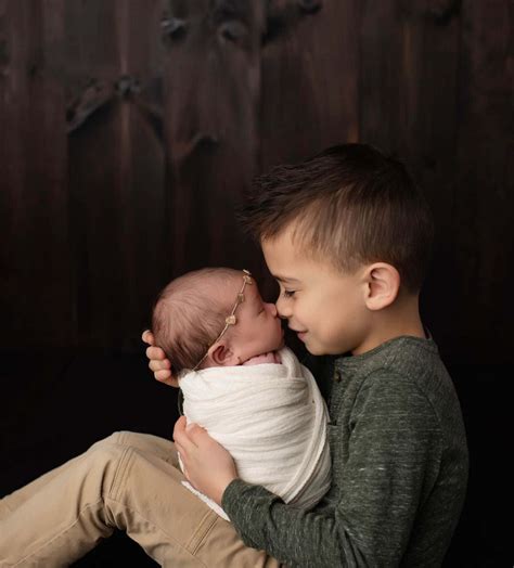 [100+] Sister And Brother Pictures | Wallpapers.com