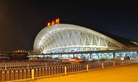 “问政唐山”记者追踪丨火车站东广场个别出租车仍在落客平台停留揽客