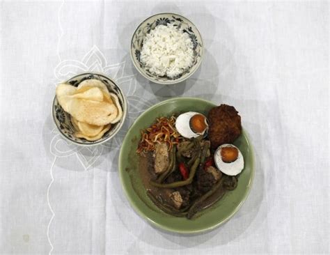 How Muslims break their Ramzan fast the world over - Rediff.com News