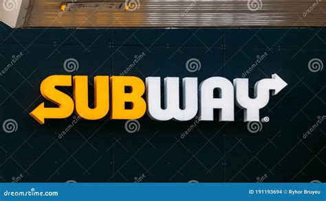 Subway Restaurant Sign 的图像结果