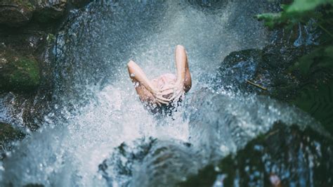 在森林河上划着冲浪板的女人高清图片下载-正版图片503540370-摄图网