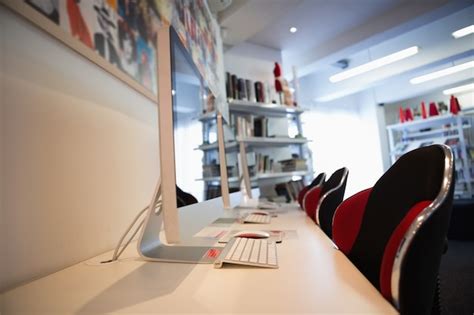 Empty Computer Room 的图像结果