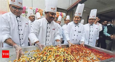 Heralding sweet days; Preps begin for Christmas in Bhopal | Bhopal News ...