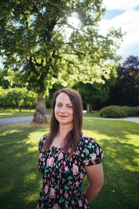 Mucus Plug vs Discharge (pictures): What Does a Mucus Plug Look Like?