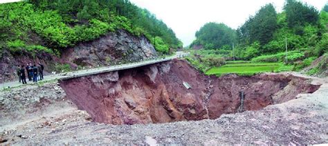 深圳道路塌陷出现面积近20平方米大坑(组图)-搜狐滚动