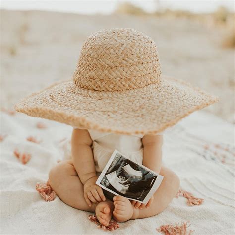 25+ *Stunning* Ideas for a Beach Pregnancy Announcement (2023)