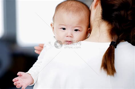 妈妈怀抱婴儿高清图片下载-正版图片500954066-摄图网