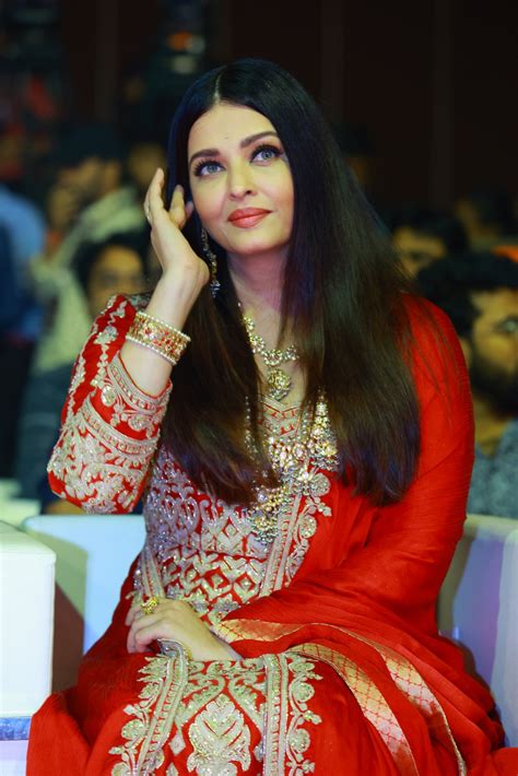 Aishwarya Rai Bachchan Looks Enchanting All Drenched In Red, Watch Pics ...