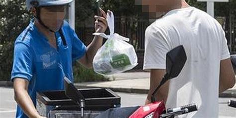 外卖员送餐遭大学生辱骂：最底层的东西_手机新浪网
