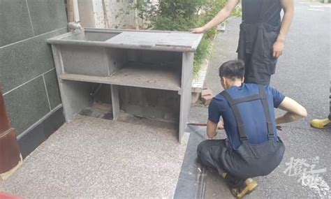 杭州居民家门口地面80℃ 消防员挖俩小时发现... - 全球新闻流 - 六度世界