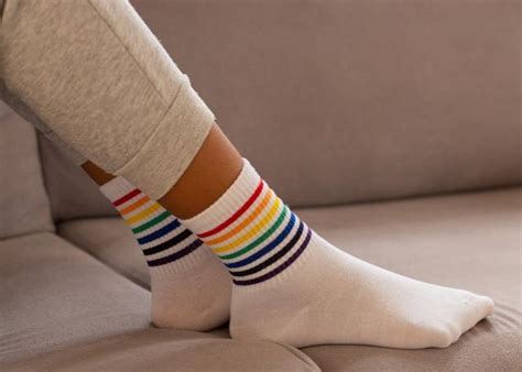 穿上袜子能促进睡眠吗（为什么穿袜子睡觉入睡更快）