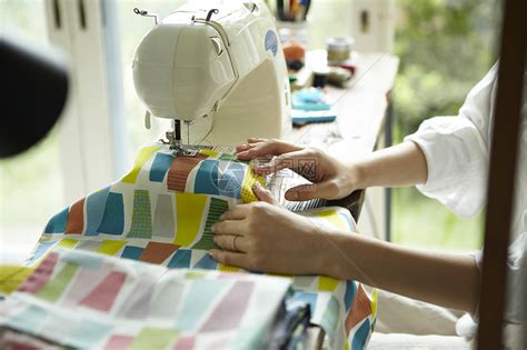 做缝纫的女性高清图片下载-正版图片502011214-摄图网