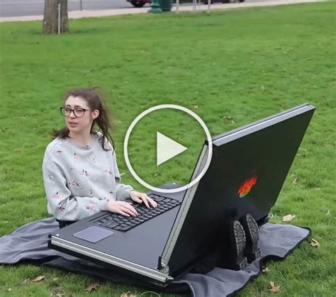 Biggest Laptop in the World 的图像结果