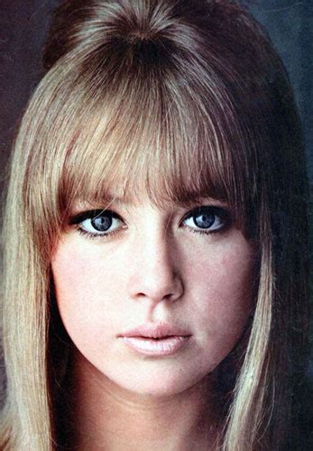 The 1960's London Makeup Look - Pattie Boyd - Glamour Daze