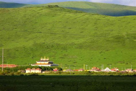 寨沟这个地方坐落于四川省阿坝藏族羌族自治州九寨沟县漳扎镇