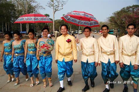 实拍柬埔寨妹子喜欢嫁给中国人，柬埔寨新郎徒步去接亲，铜锣开道_腾讯新闻