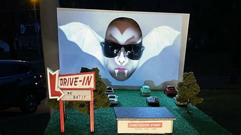 Dad Creates Impressive Drive-In Movie Costume For His Daughter That ...