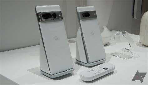 Google's 'premium' design decisions on the Pixel 7 Pro are anything but