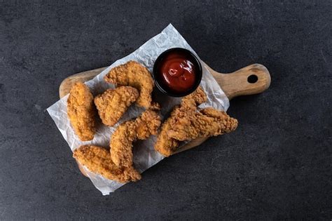 Chrupiący smażony kurczak Kentucky na czarnym łupkowym tle | Darmowe ...