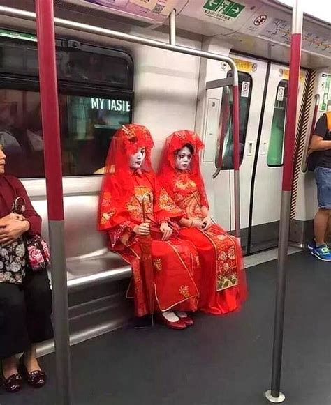 “鬼新娘”地铁意外走红，乘客躲避不敢靠近，网友：一巴掌拍出去_腾讯新闻