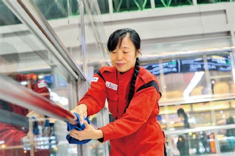 东北大妈在日本做保洁25年，成“世界第一清洁工”，被全日本人尊敬！|日本|清洁_新浪新闻