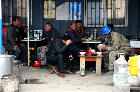 实拍 建筑工地上师傅们的午餐 煎包配米粥很实惠 扛饿 管饱受欢迎|师傅|午餐|建筑工地_新浪新闻