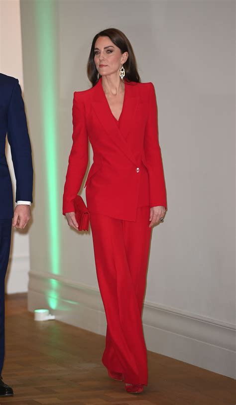 Kate Middleton estrena traje con chaqueta asimétrica - Elevades.com