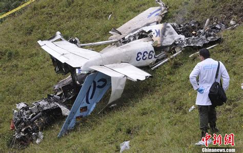哥伦比亚一架小型飞机坠毁 4人死亡(高清组图)_新闻中心_新浪网