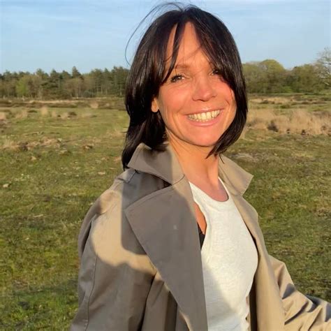 Natuurkapper Claudia: Jouw Weg naar Natuurlijk Gezond Haar en Welzijn