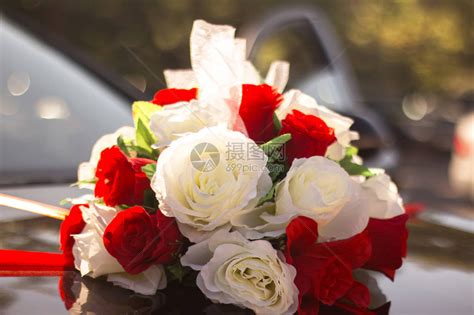 用鲜花装饰的黑色婚车高清图片下载-正版图片505026130-摄图网