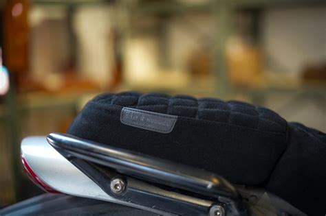 Triumph Scrambler400x seat cover - Grid stitch - Black – Raw & Rugged Co