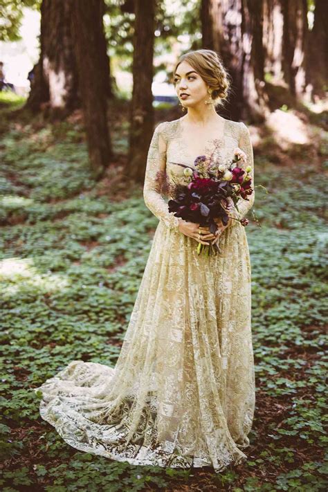 Cream colored beach wedding dresses | Beachweddingtips.com