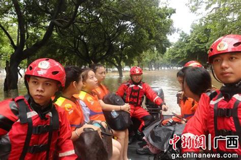 广西柳州洪水漫上道路 市民钓鱼捞鱼取乐