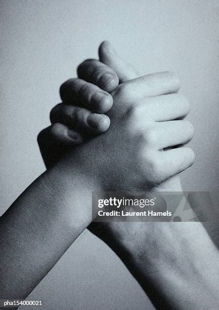 Back Arm Handshake 的图像结果