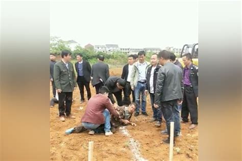 江西鄱阳县一农民因土地纠纷自焚重伤 官方称正调查