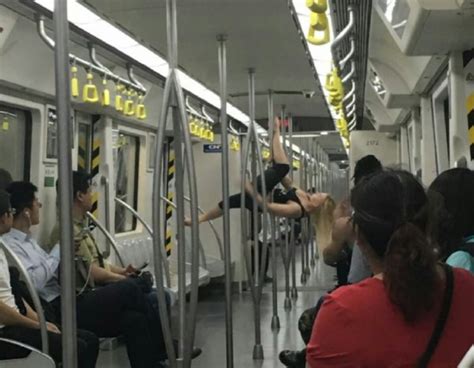 外国女孩天津地铁跳钢管舞 乘客看呆_手机凤凰网