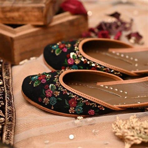 Top 6 Coral Haze Punjabi Juttis for Your Baisakhi 2024 Outfit
