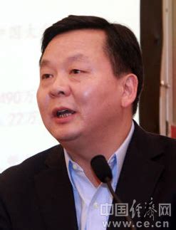 朱伟，男，1959年8月出生，汉族，浙江德清人，1978年12月参加工作，1982年6月加入中国共产党。同济大学在职研究生毕业，管理学博士，副教授。