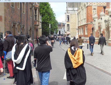 英国牛津大学毕业生拍毕业照满屏学霸风_新浪图片