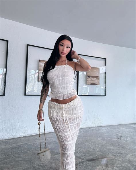 Carly Bel | 🤍🦢🎧☁️🪞 | Instagram