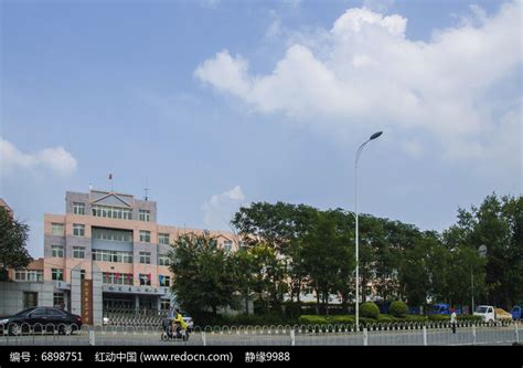 鞍山市第三十中学教学楼与白云蓝天高清图片下载_红动中国